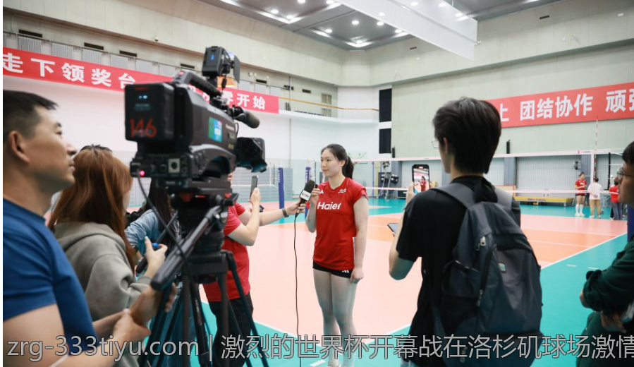 激烈的世界杯开幕战在洛杉矶球场激情上演